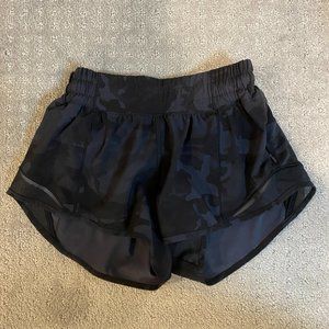 Lululemon 2" black camo hotty hot shorts